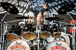 Барабанщик группы Five Finger Death Punch снялся в фильме ужасов